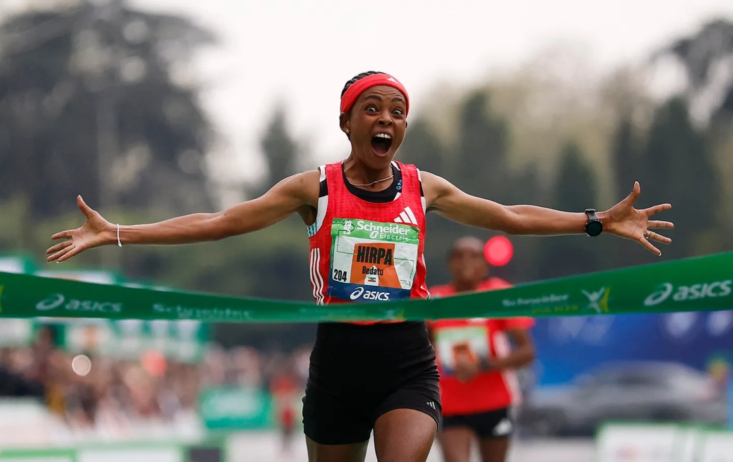 Ethiopian, Kenyan runners triumph at Paris Marathon
