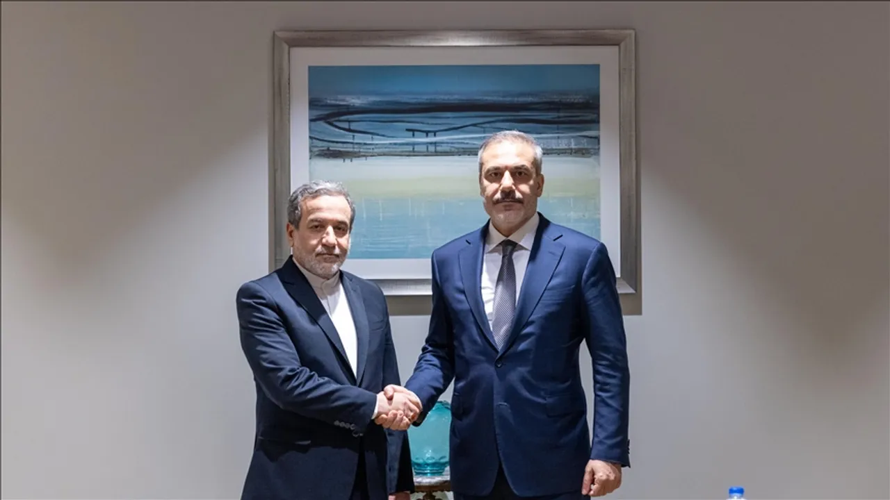 Ministrat e jashtëm turk dhe iranian diskutojnë bisedimet bërthamore në Oman