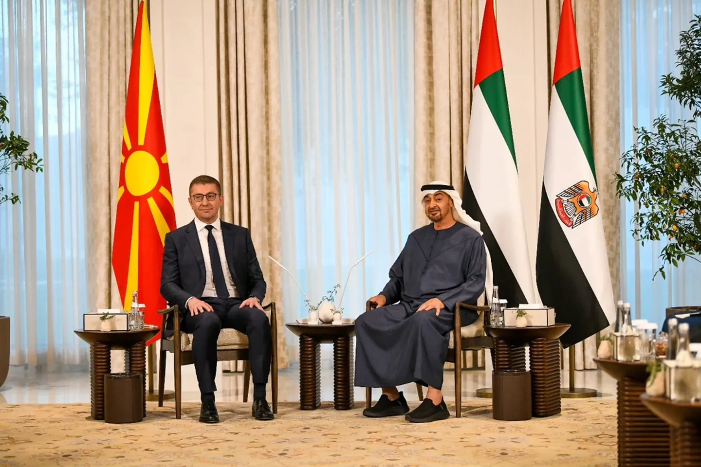 Мицкоски во ОАЕ: Очекувам успешни средби коишто ќе ja зајакнaт економската соработка