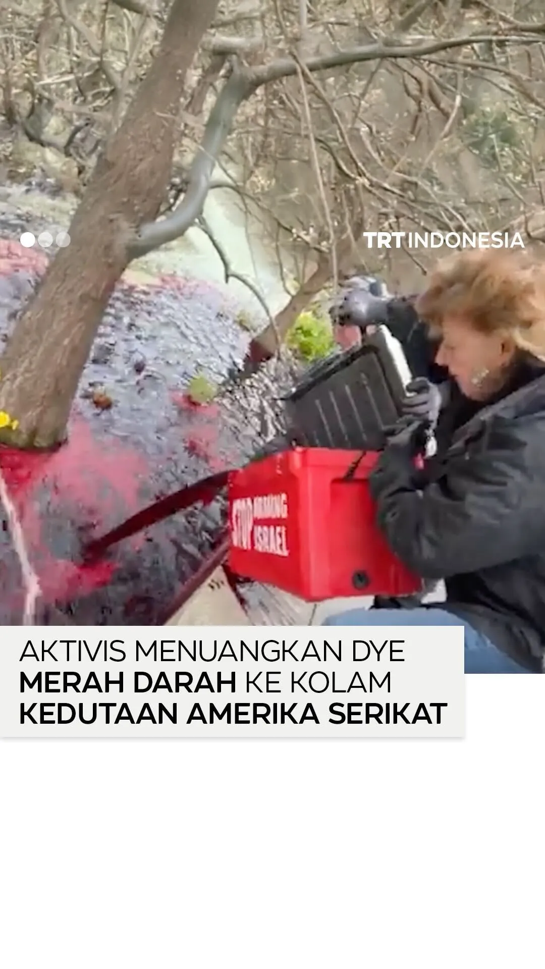 Aktivis warnai kolam Kedutaan AS menjadi merah darah sebagai protes penjualan senjata ke Israel