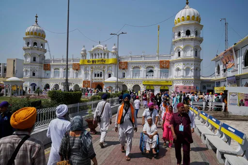 पाकिस्तान में सिख यात्रियों की यात्रा रोकने पर भारत सरकार को कड़ी आलोचना का सामना करना पड़ रहा है