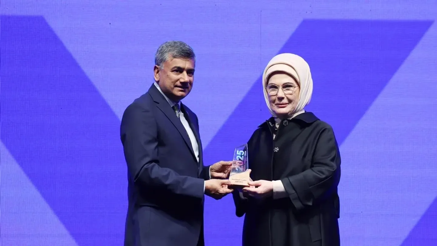 «جایزه بهترین رهبر زن» در مجمع جهانی خیرین به  بانوی اول ترکیه اهدا شد