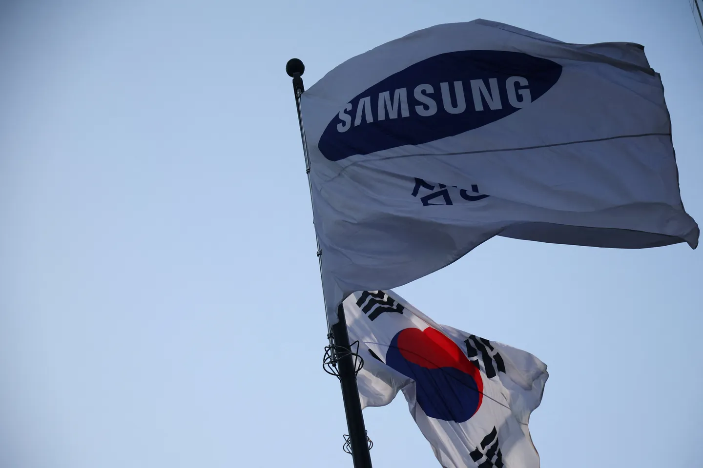 삼성, 관세 협정으로 불확실성 해소, 테슬라 계약으로 인한 실적 개선 기대