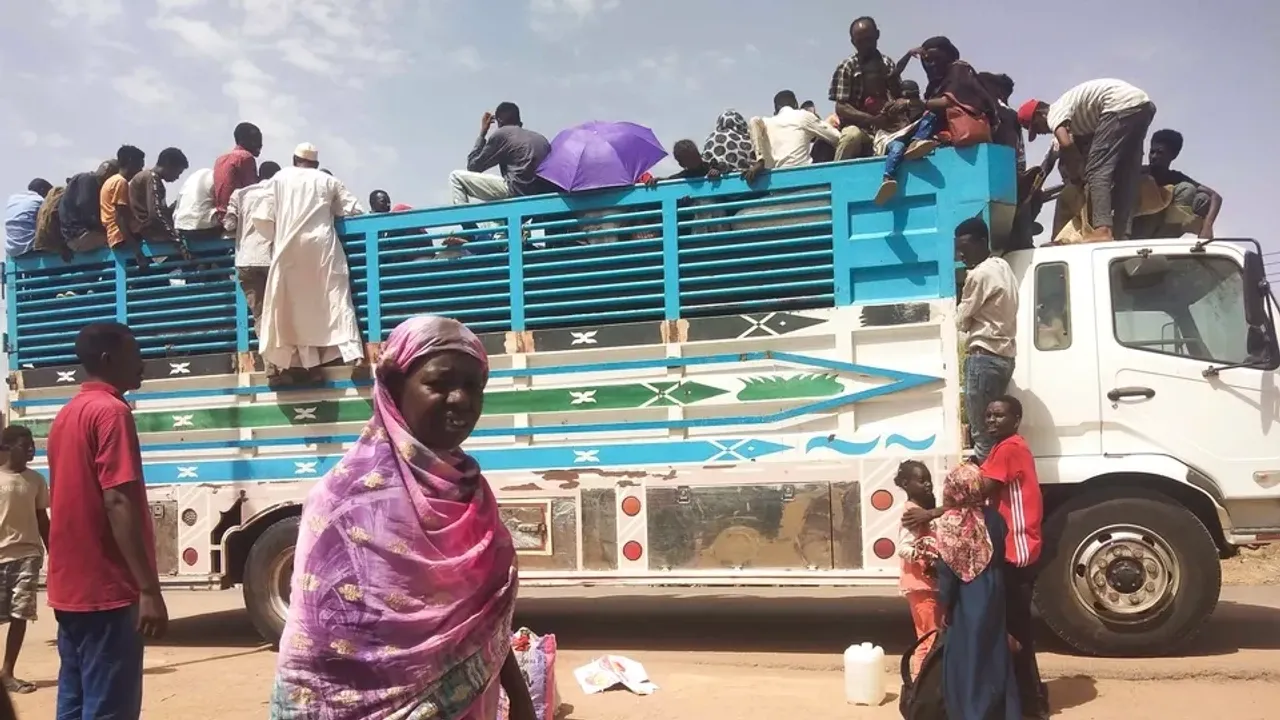 السودان.. نزوح عشرات الآلاف من مخيم زمزم والأمم المتحدة: أكثر من 300 قتيل خلال يومين في دارفور