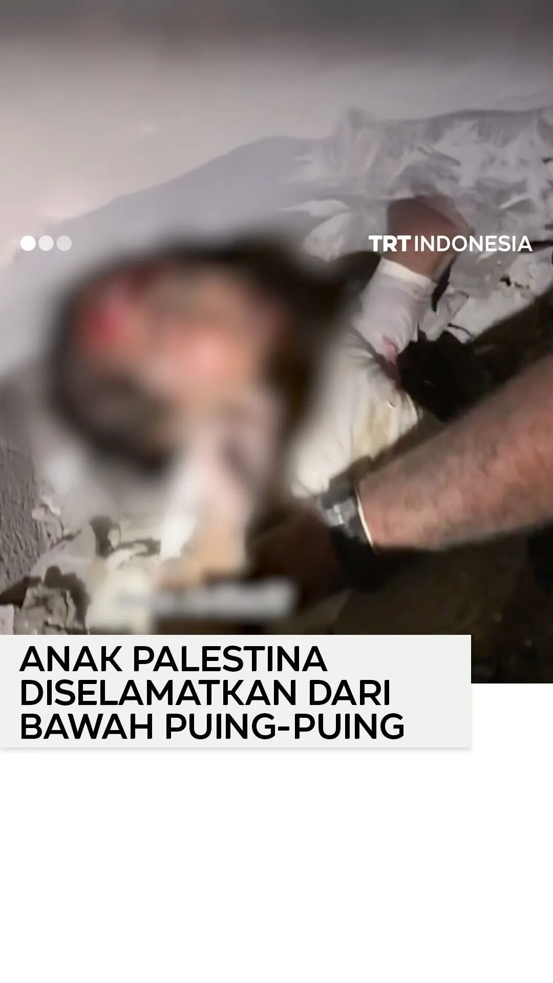 Paramedis menyelamatkan seorang anak kecil Palestina dari bawah reruntuhan