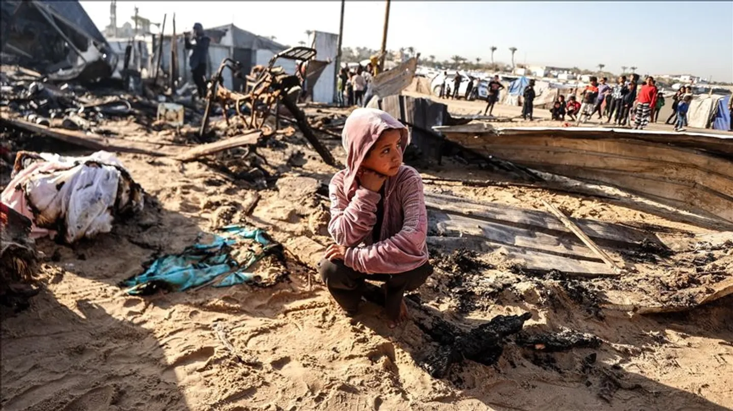 Izraeli bombardon tendat në Gaza, vriten 10 palestinezë