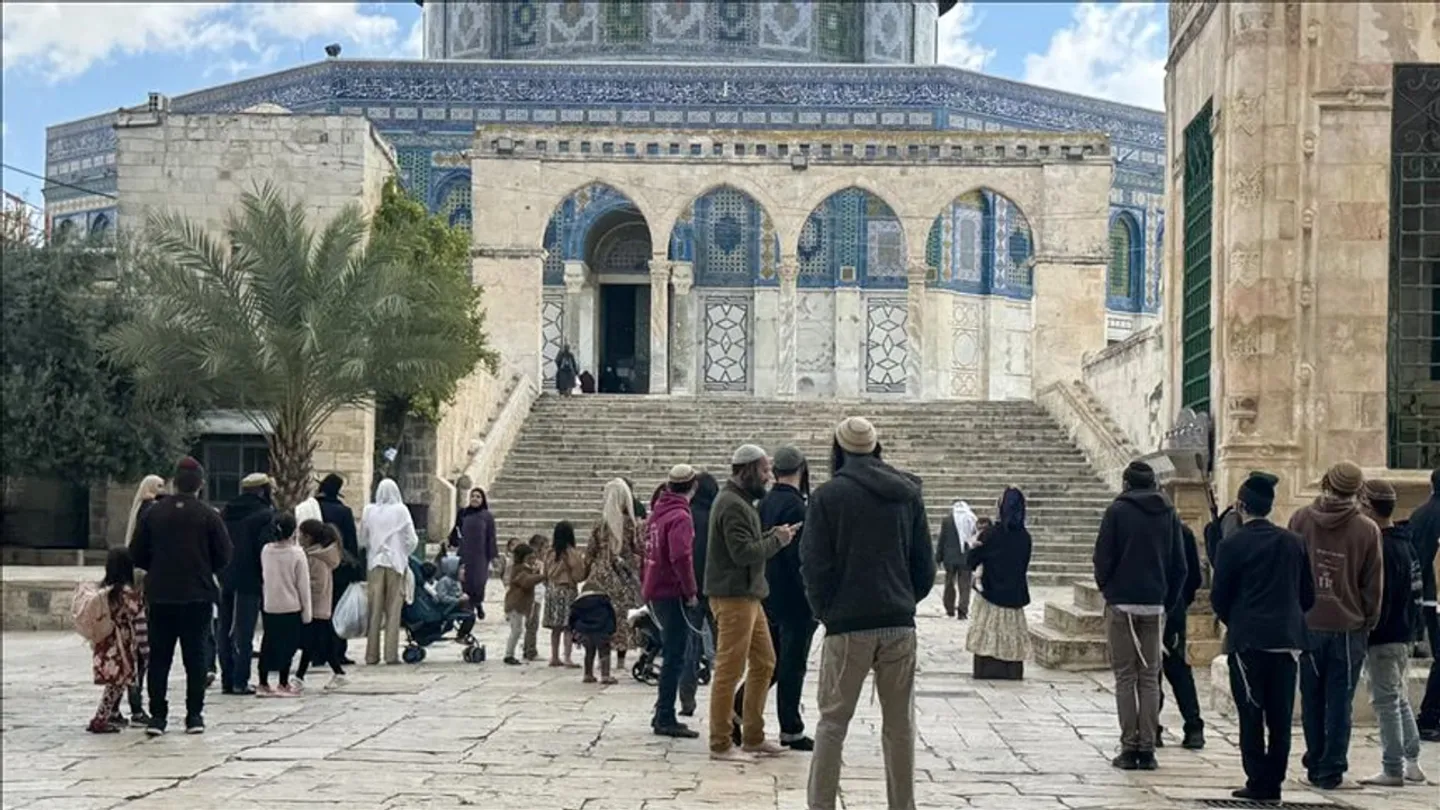 Anëtari izraelit i Knesset-it bashkohet me kolonët e paligjshëm në sulmin ndaj xhamisë Al-Aksa