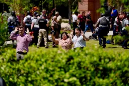 Fiul unui adjunct al șerifului a deschis focul asupra studenților într-o universitate din Florida
