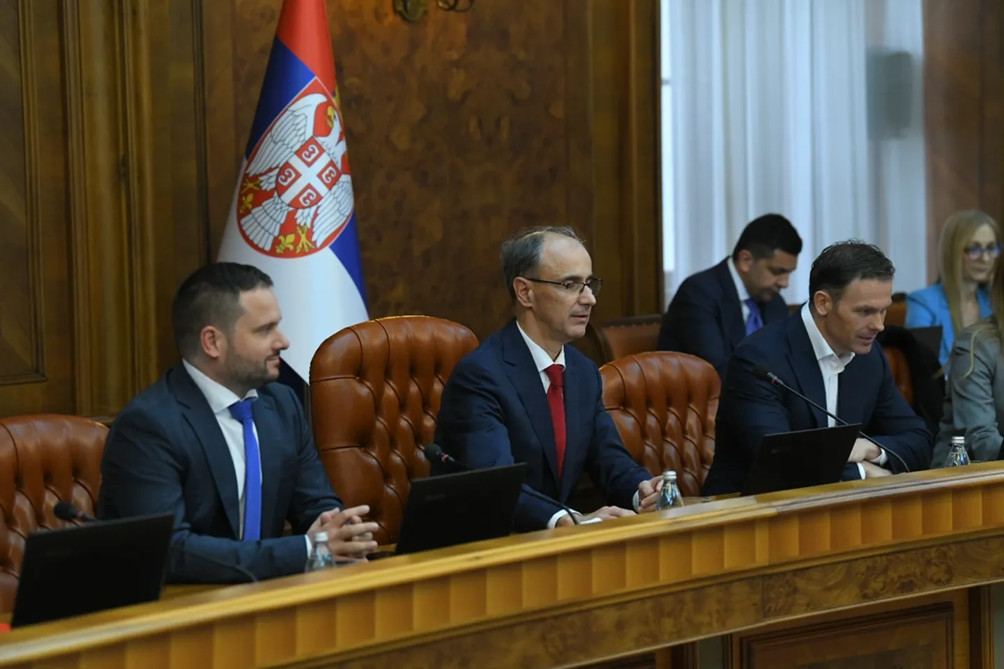 Održana prva sednica nove Vlade Srbije, usvojena rešenja neophodna za rad kabineta premijera Macuta