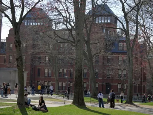 Trump ameaça a Universidade de Harvard com proibição de receber estudantes estrangeiros