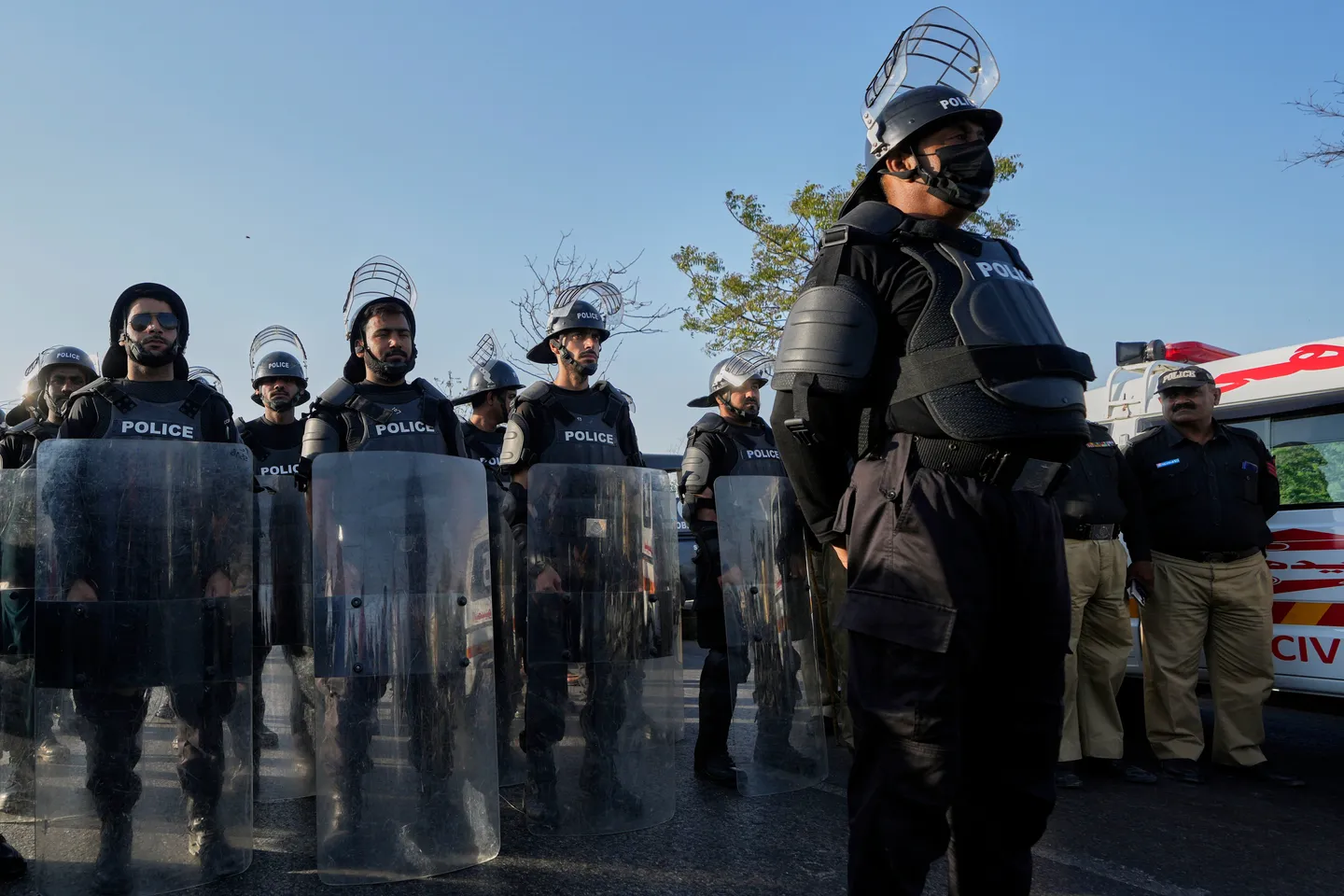 پاکستانی پولیس نے  کے ایف سی پر حملے کرنے والے 170 سے زائد افراد کو حراست میں لے لیا