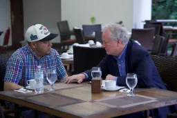 El salvadoreño Kilmar Ábrego, deportado erróneamente, logra reunirse con un senador de EE.UU.
