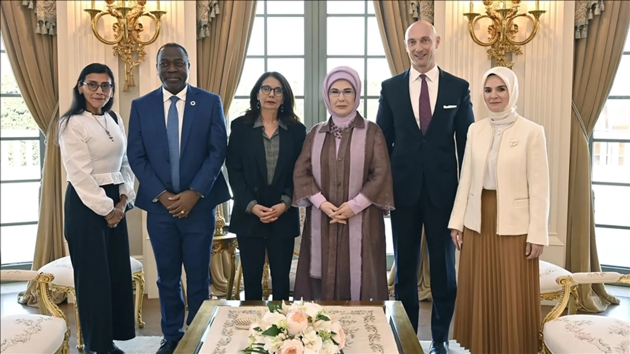 Primera dama de Türkiye aborda la protección infantil global con representantes de la ONU