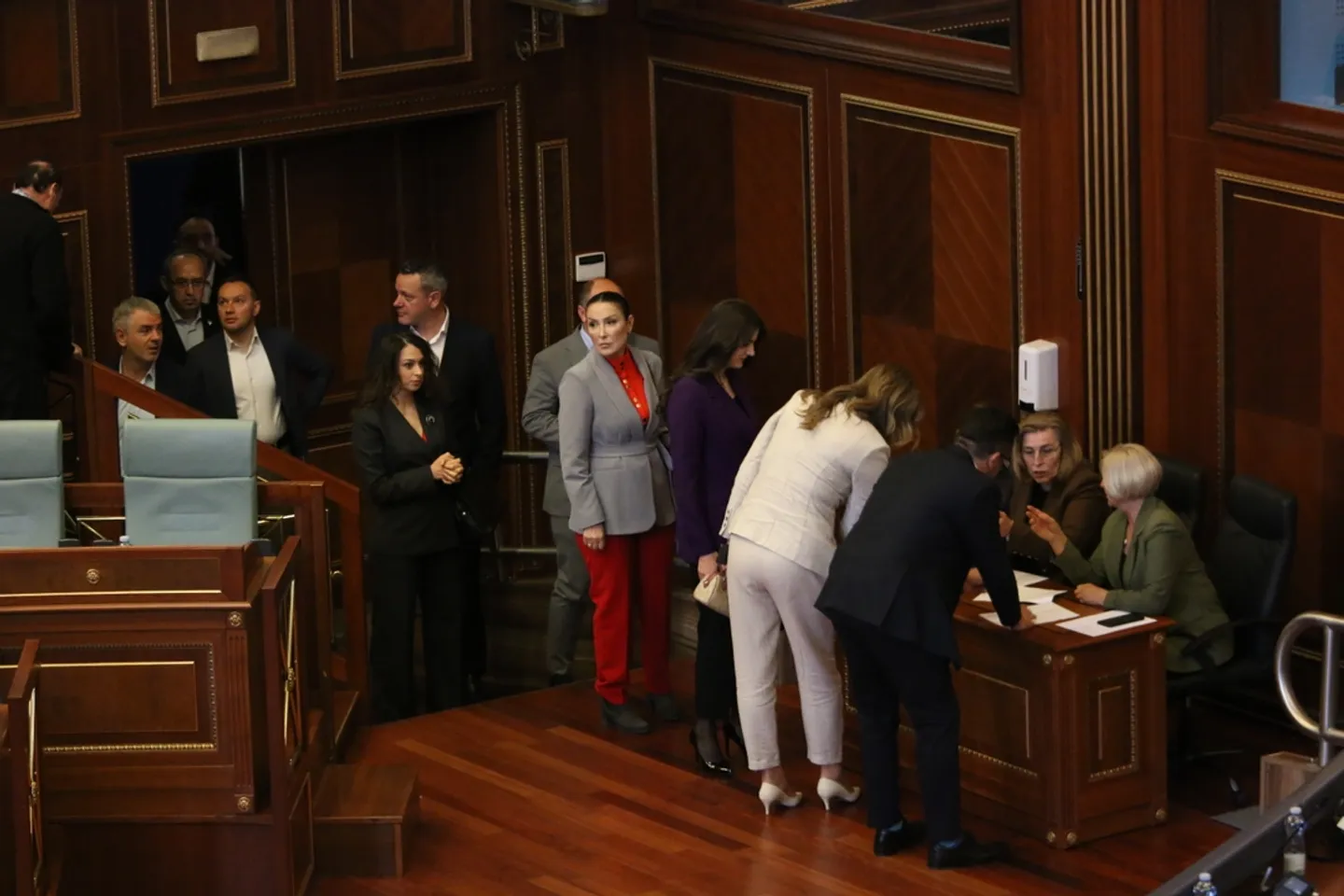 Dështon përpjekja e dytë për zgjedhjen e Albulena Haxhiut si kryeparlametare
