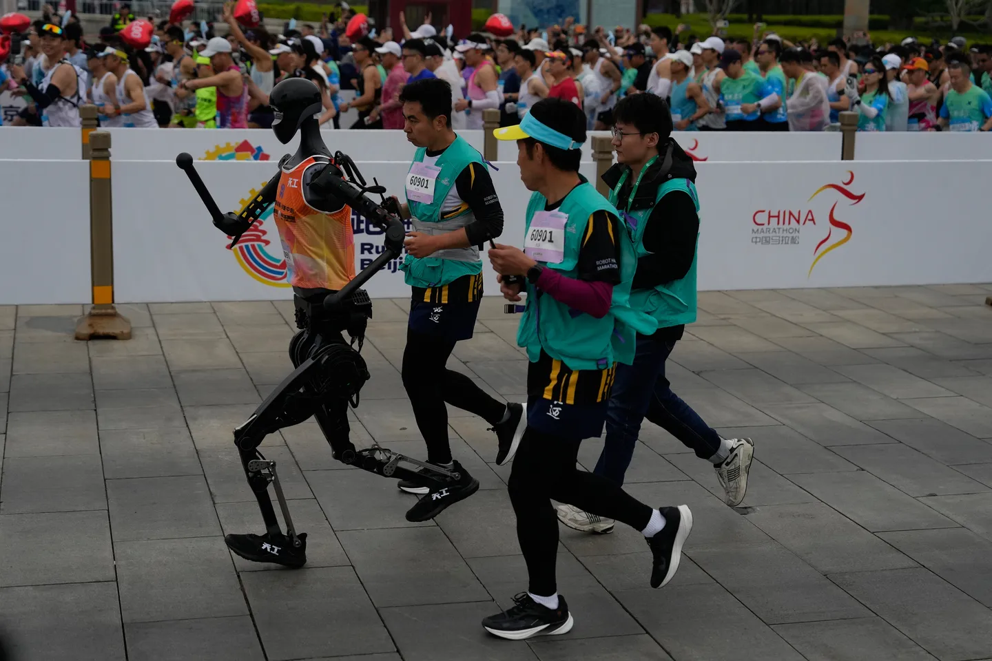 Қытайдағы марафонда роботтар адамдармен жарысты