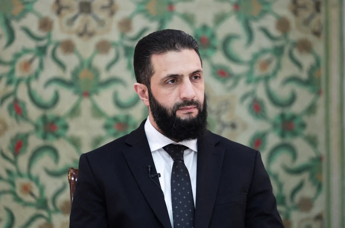 تزامناً مع تحذير واشنطن من السفر إلى سوريا.. الشرع يلتقي نائباً بالكونغرس الأمريكي في دمشق