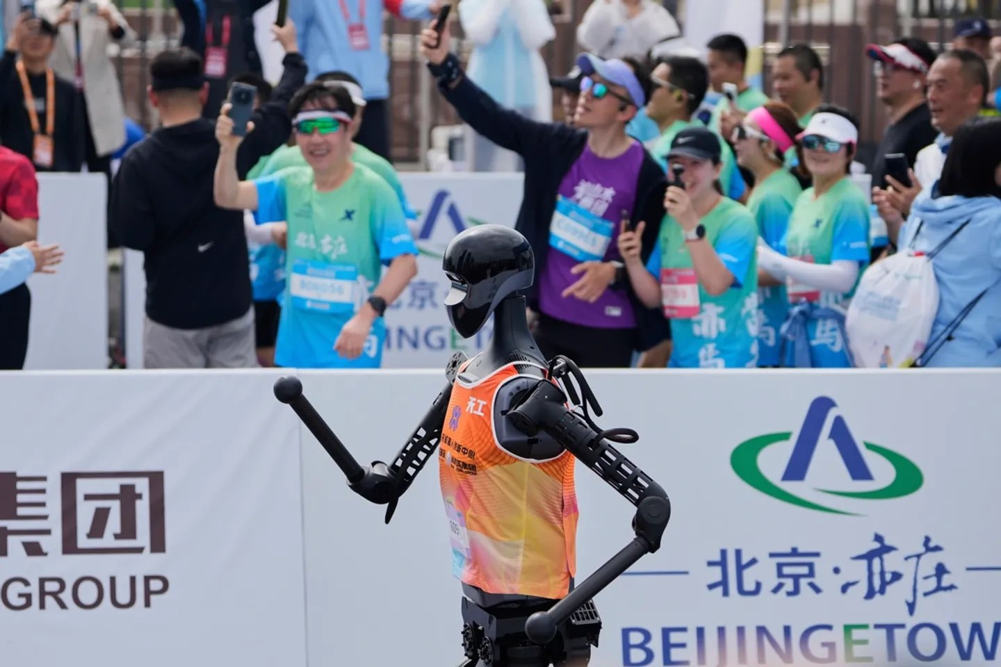 Chinesische Roboter laufen Halbmarathon gegen Menschen
