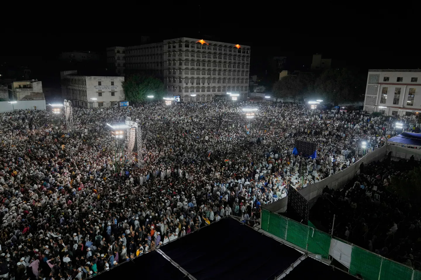 Индия мусулмандары фонд мыйзамдарындагы өзгөртүүлөргө нааразычылык билдирүүдө