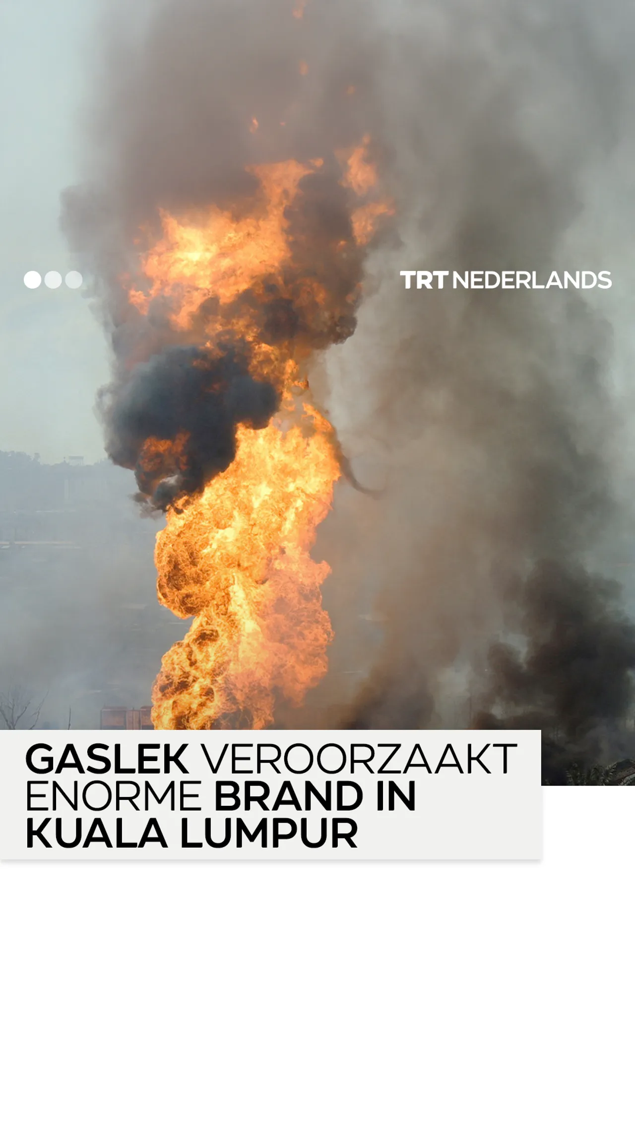 Grote brand omhult skyline van Kuala Lumpur na gaslek