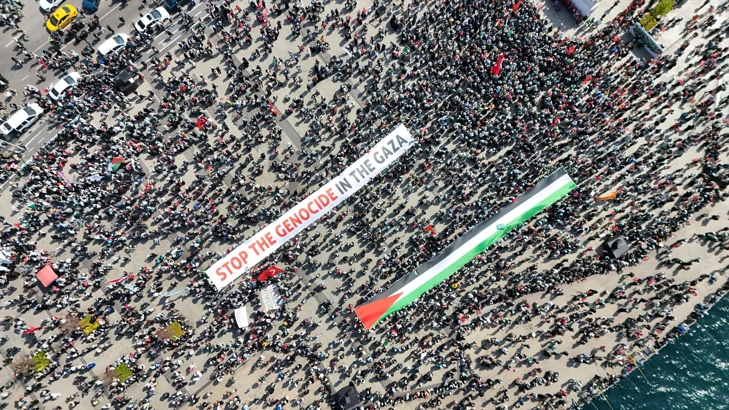 이스라엘의 가자 전쟁에 항의하기 위해 수천 명이 이스탄불에서 집회를 가졌다