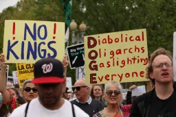 Migliaia di manifestanti si radunano negli Stati Uniti contro le politiche di Trump