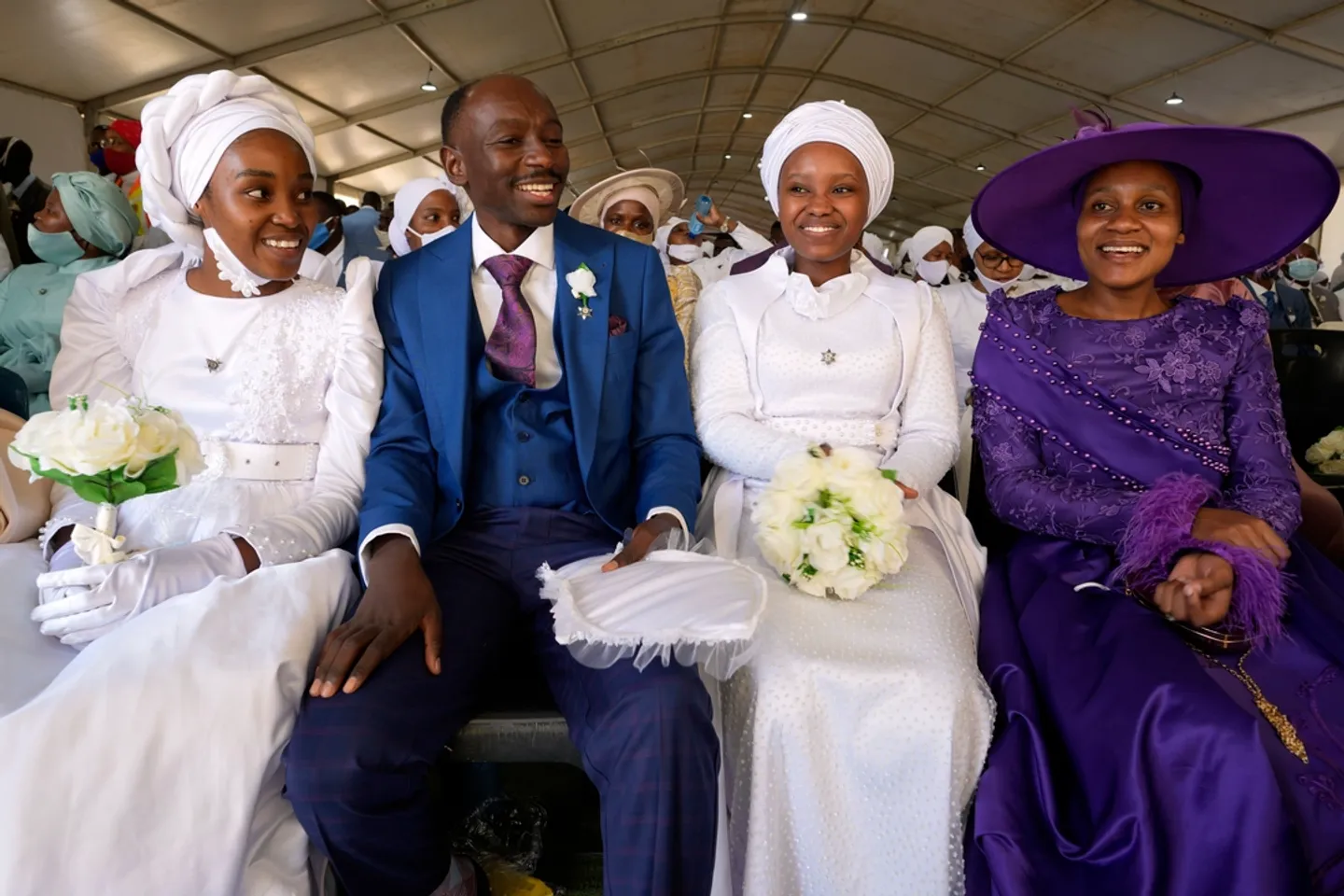 Easter: South African church holds mass weddings for 3,000 people