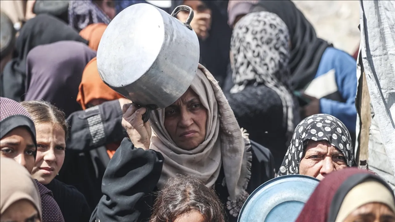 في غزة المحاصرة.. سكان يبحثون في النفايات عن ما يسد الجوع ويشعل نار الطهو