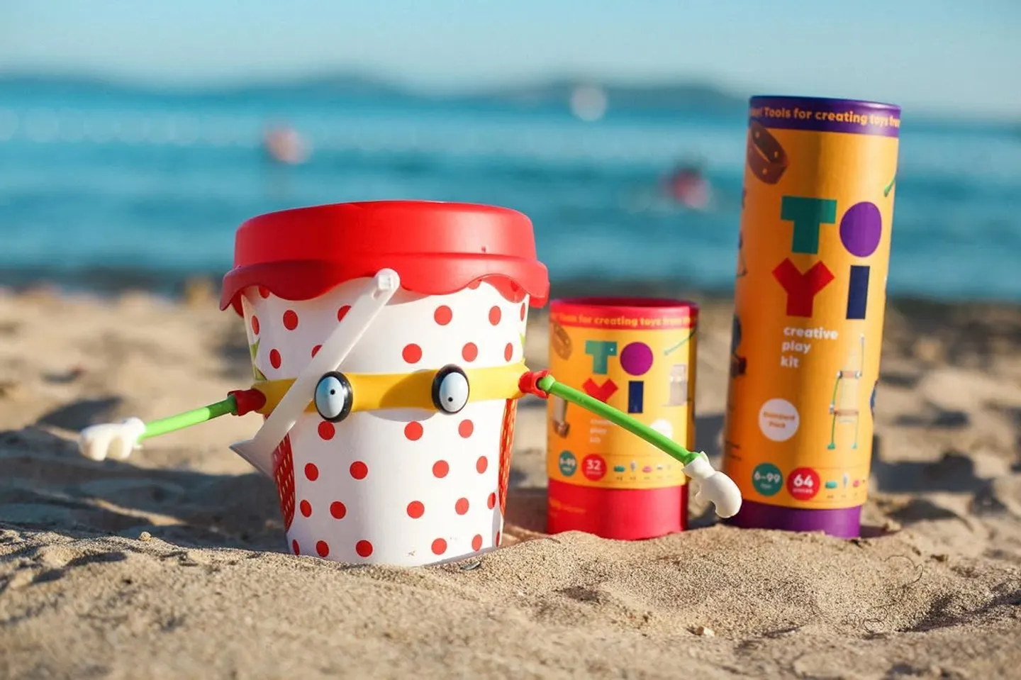 La turca que diseña juguetes con desechos y ensancha los límites de la imaginación de los niños