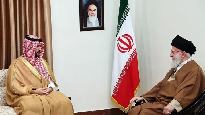 Ministro da Defesa da Arábia Saudita, Khalid bin Salman, visita Teerão