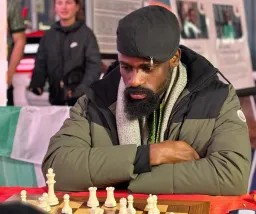 Échec et mat ! Le champion nigérian Onakoya récupère le record du marathon d'échecs