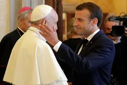 À Rome, Macron accusé d’ingérence dans l’élection du futur pape