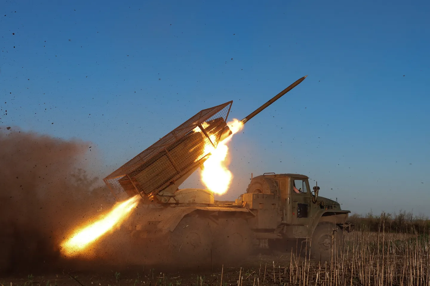 러시아, 부활절 휴전 후 우크라이나에 대한 공격 재개; 푸틴, 키이우의 제안 의문 제기