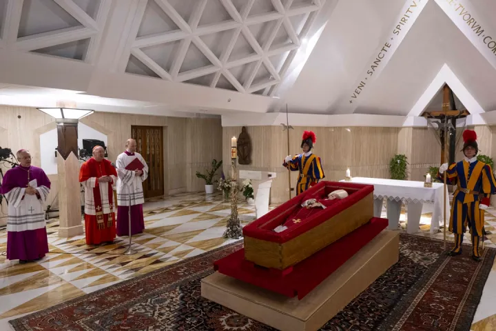 El Vaticano publica primeras imágenes del papa Francisco en su féretro