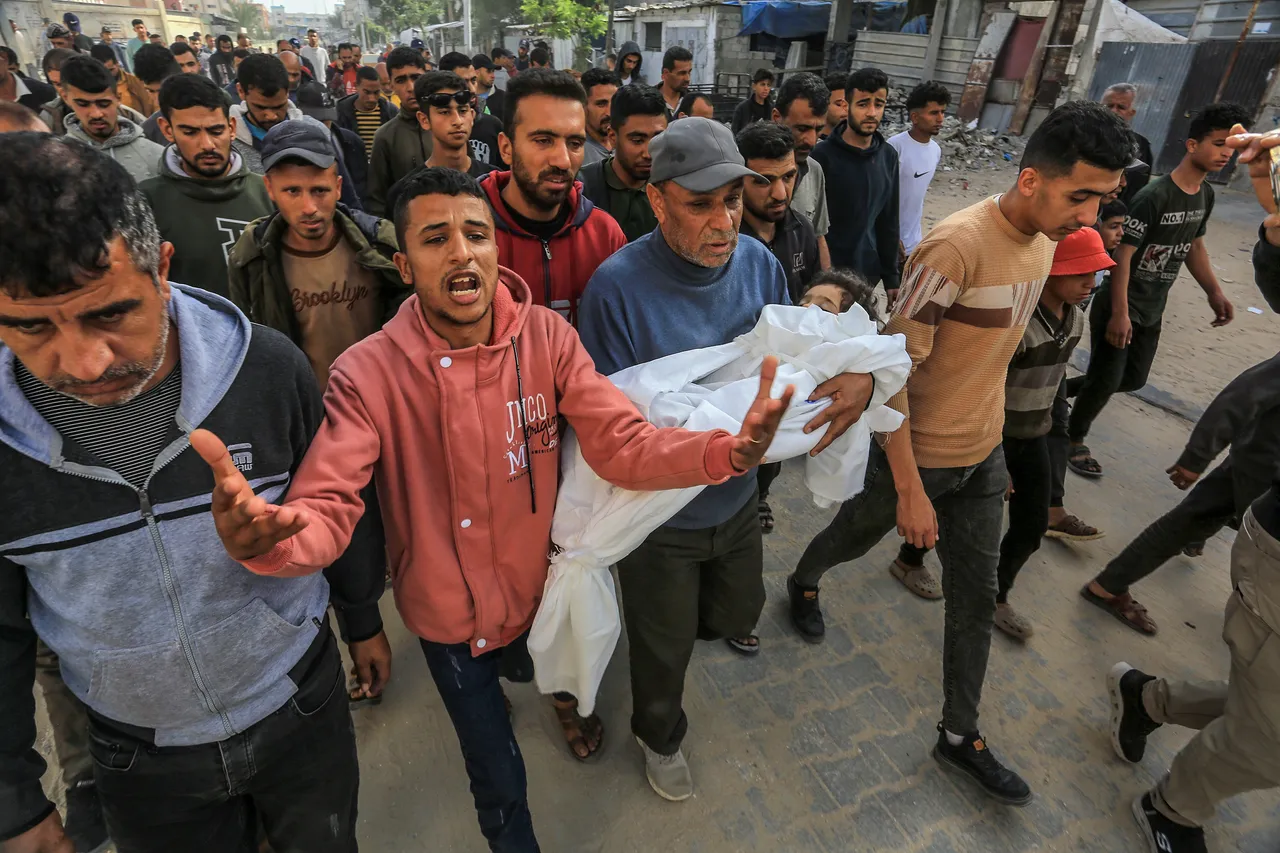 شهداء وجرحى جراء قصف إسرائيلي عنيف على غزة.. ومنع التطعيمات يهدّد مئات الآلاف من الأطفال