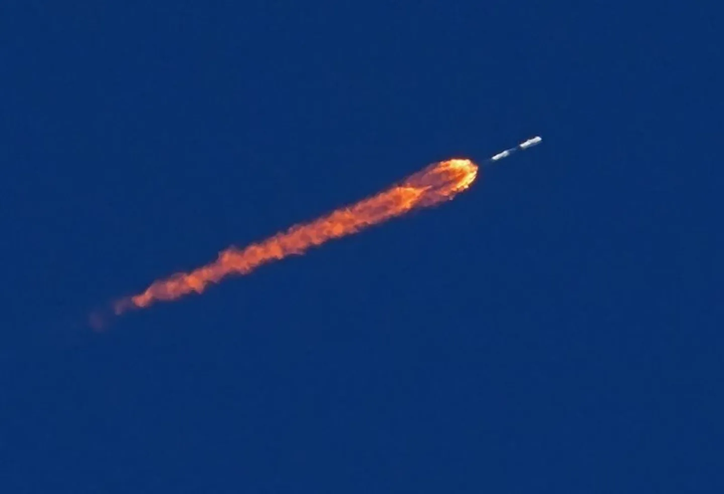 Waarom branden Elon Musks Starlink-satellieten in de lucht op?