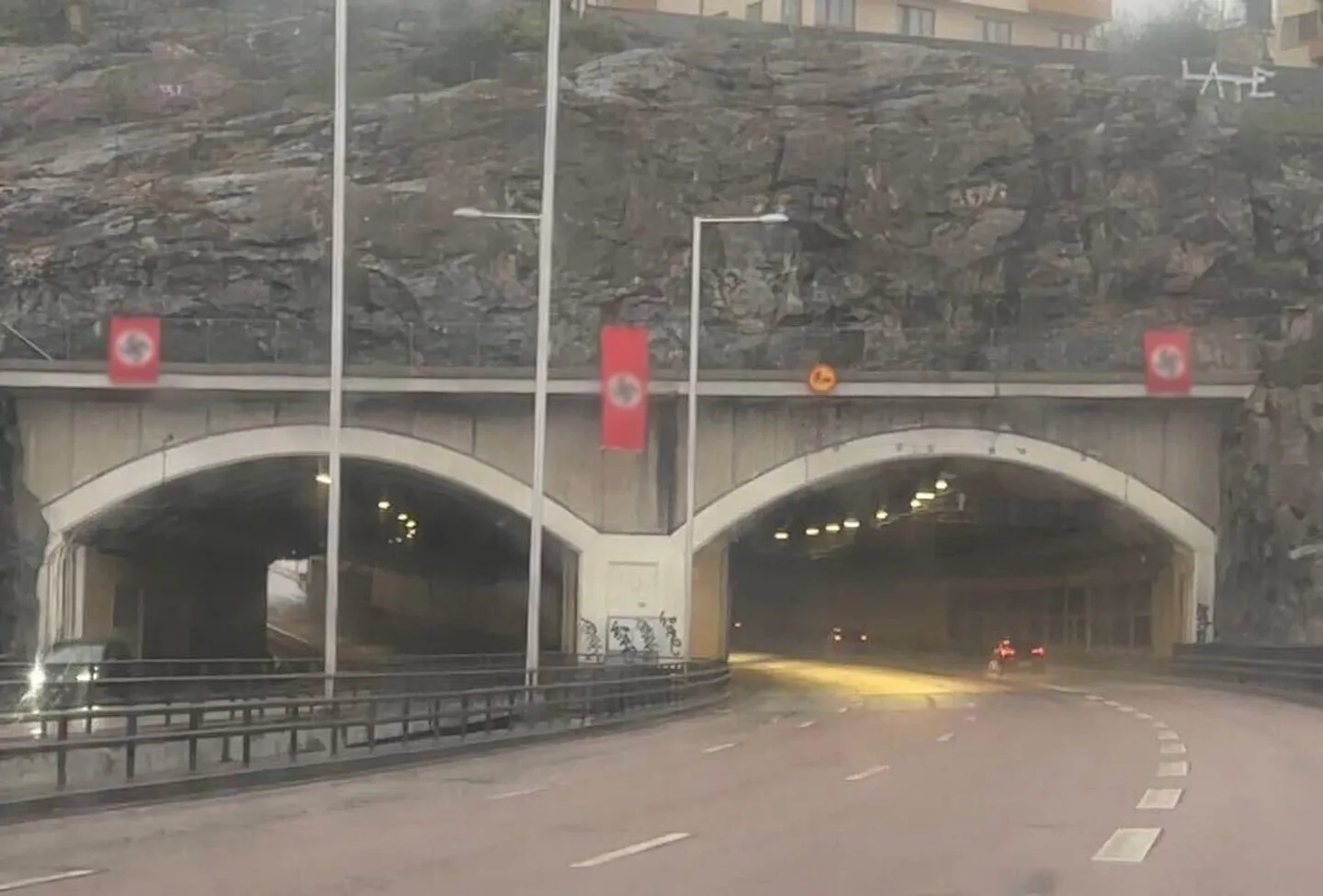 Stockholm: Nazi-Flaggen über Autobahn aufgehängt