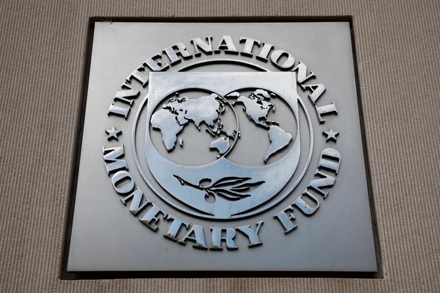 IMF slashes global growth forecast over trade turmoil