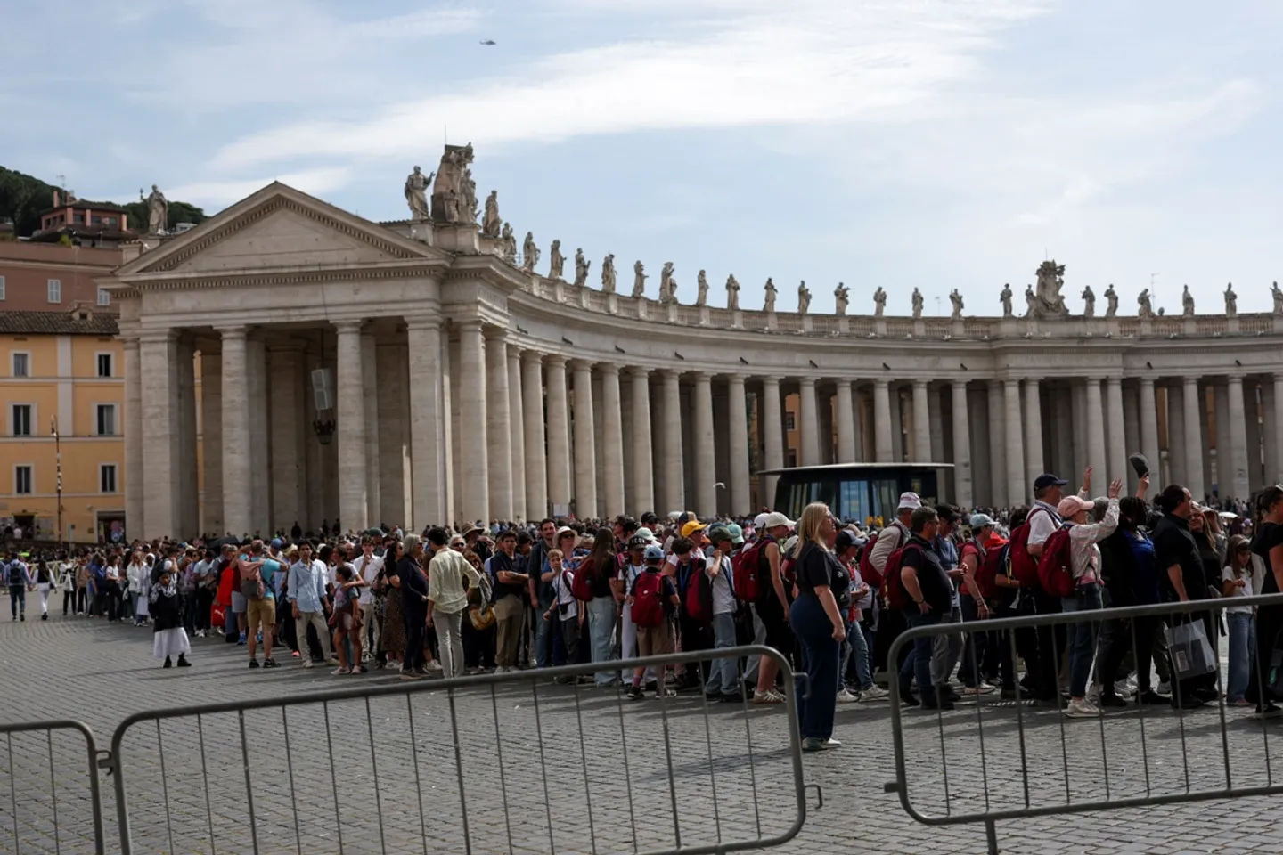Tysiące ludzi gromadzi się w Rzymie, aby pożegnać się z papieżem Franciszkiem po raz ostatni