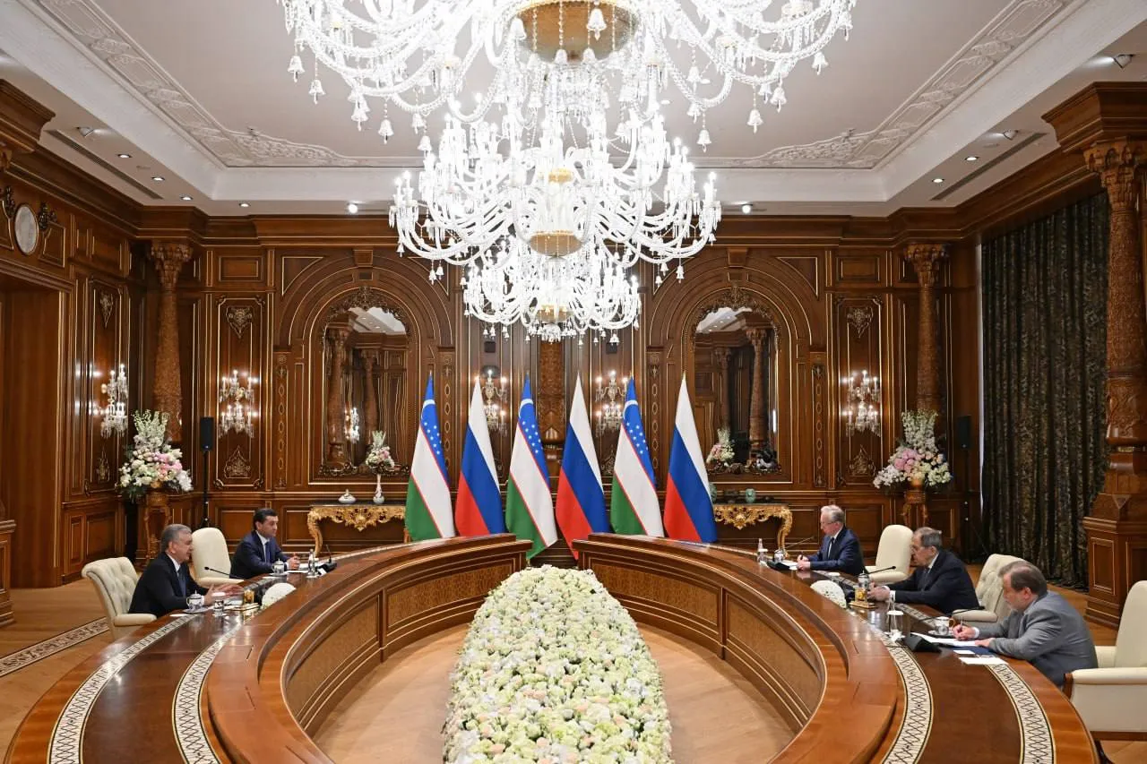 دیدار رئیسجمهور ازبکستان با وزیر امور خارجه روسیه در سمرقند