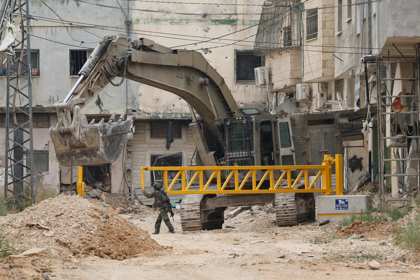الاحتلال يصدم حافلة حُجّاج بجنين ويعتقل فلسطينيين خلال سلسلة اقتحامات بالضفة