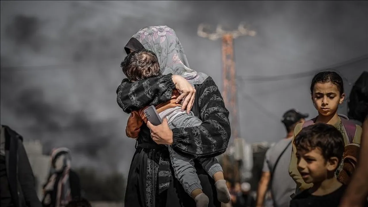 Gaza: 55 Palestiniens tués dans des frappes, Israël menace d'une offensive "plus vaste"