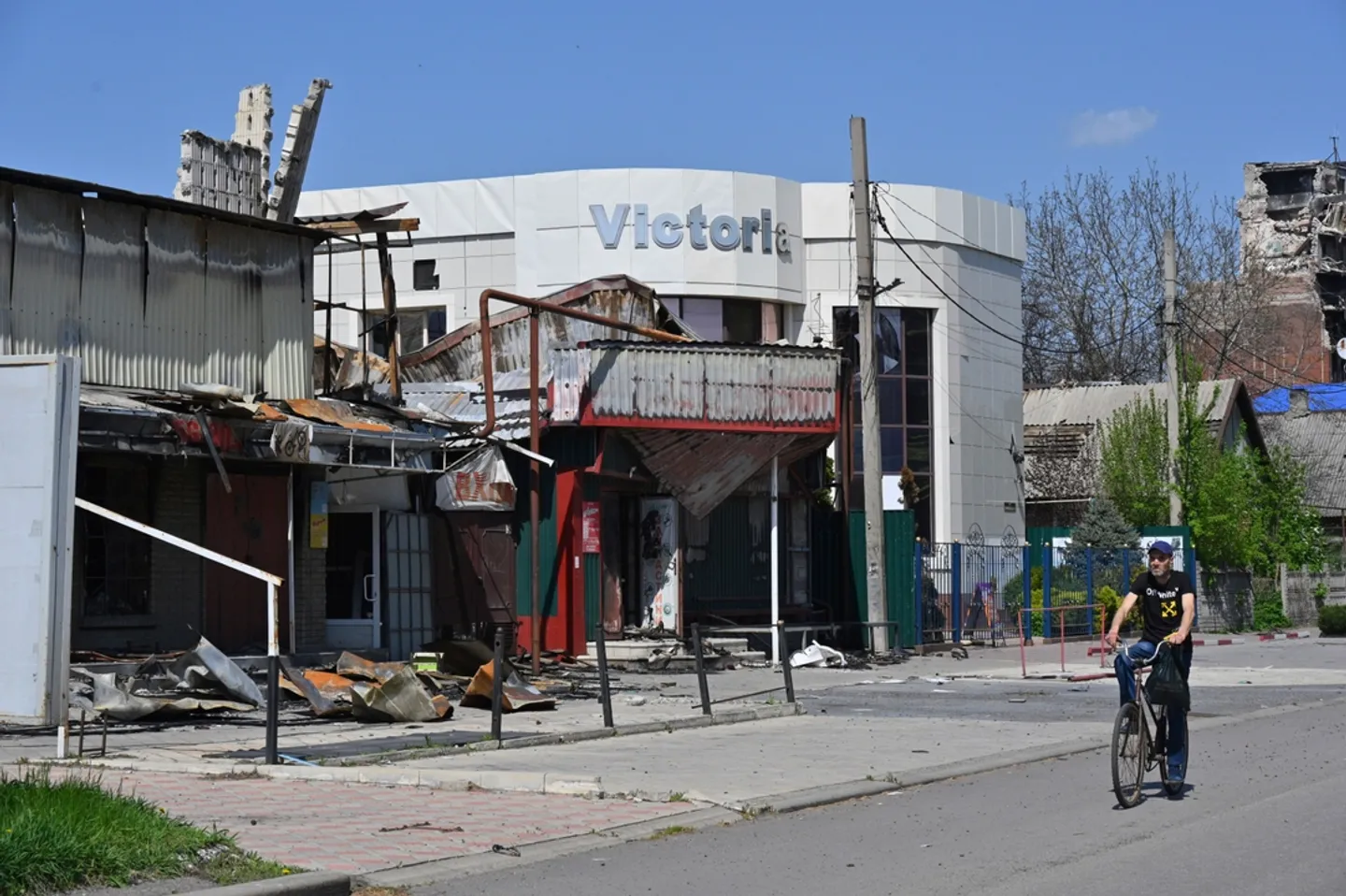 Russia-Ukraine peace talks falter amid attacks and minerals deal