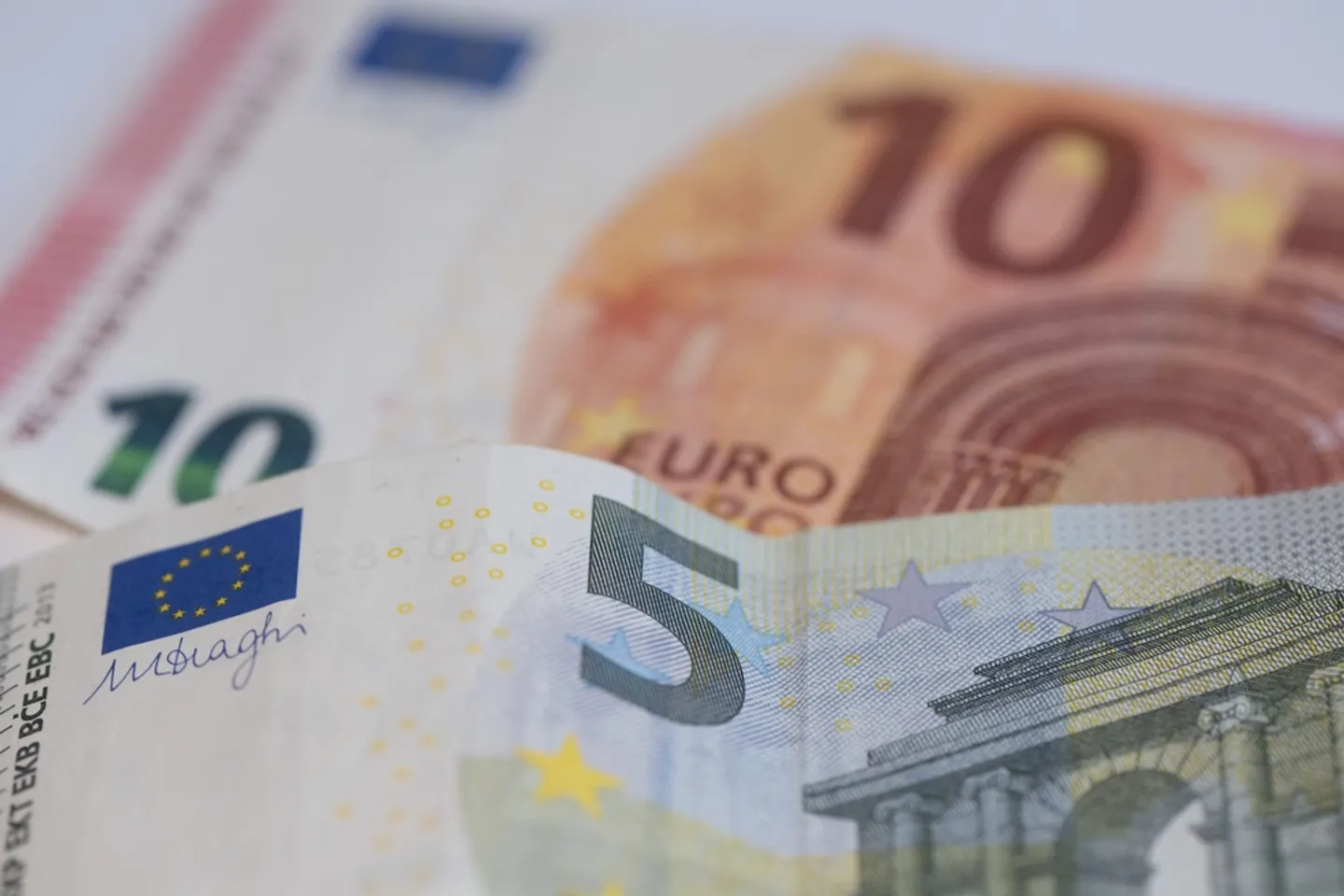 Gesamtmetall warnt vor 15 Euro Mindestlohn - DIW wirbt dafür