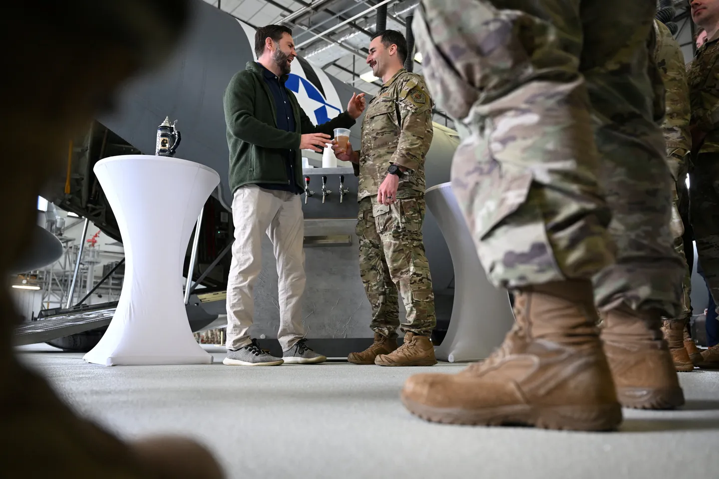 گېرمانىيە ھۆكۈمەت تاقىلىپ قېلىش سەۋەبىدىن ئامېرىكا بازىسى خىزمەتچىلىرىنىڭ مائاشىنى تۆلەيدۇ