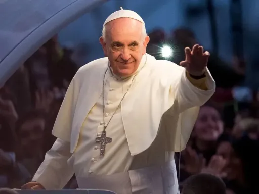 Al papa Francisco lo vi una vez: un hombre de blanco que cargaba el dolor del mundo