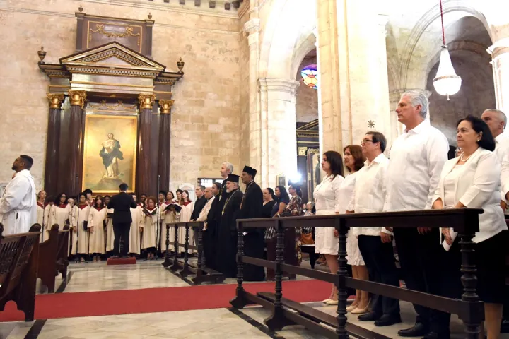 Católicos cubanos despiden al papa Francisco en la catedral de La Habana