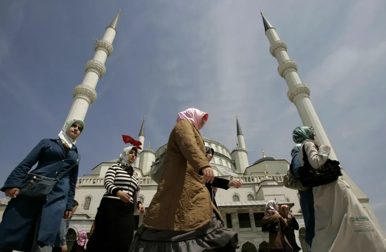 Од исклучување до зајакнување: реформа на шамијата во Туркије и оживување на правата на жените