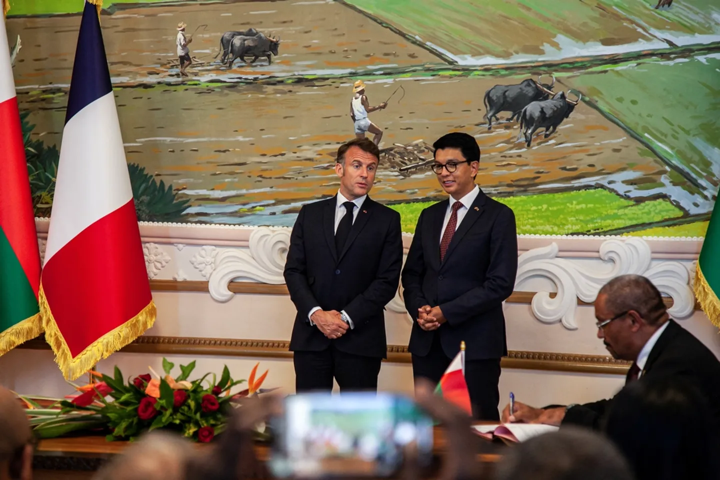 Macron annonce une commission d’historiens sur les “atrocités” de la décolonisation à Madagascar