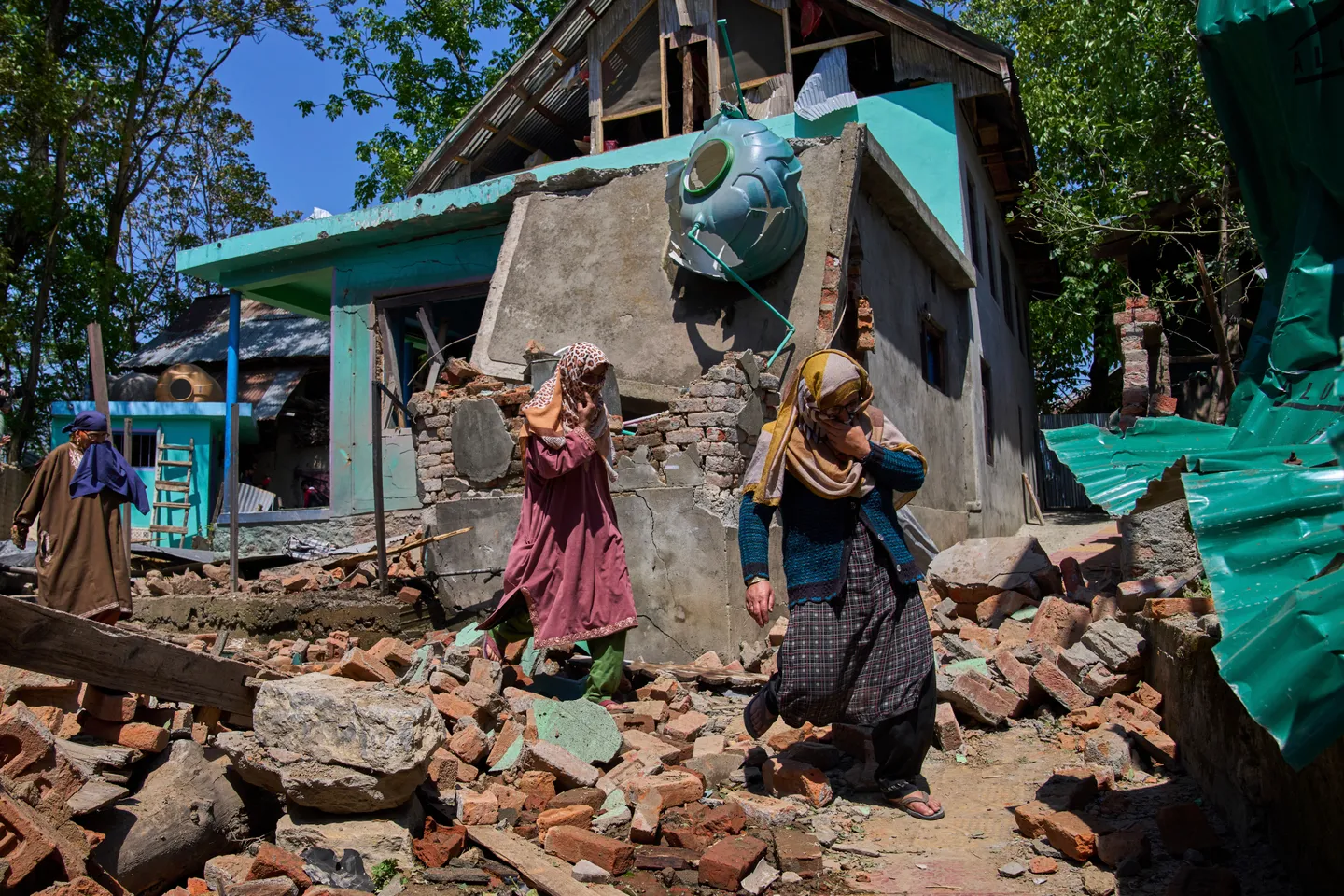 کشمیر حملے کے مشتبہ دو افراد کے گھروں کو بھارتی افواج نے دھماکے سے اڑا دیا