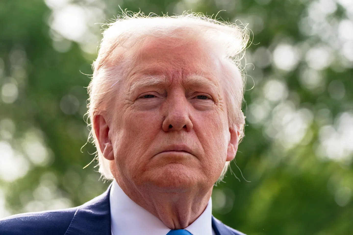 ترمب يؤكد تفاوضه مع الصين بشأن الرسوم ويلمح إلى مسؤولية أوكرانيا عن اندلاع الحرب